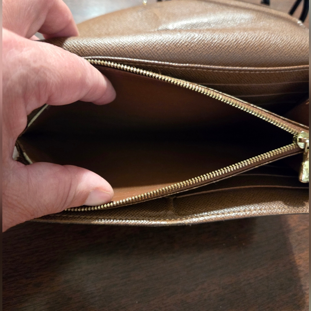 Authentic Louis Vuitton luxurious long monogram wallet in great condition - Picture 9 of 16